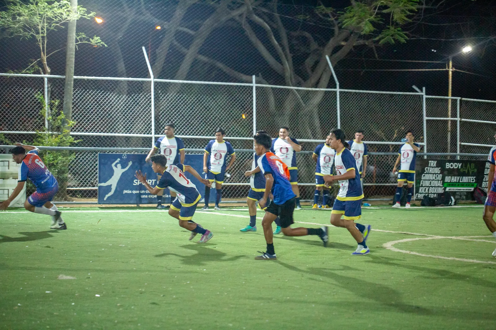 Cancha de césped sintético de Sport City Club lista para jugar