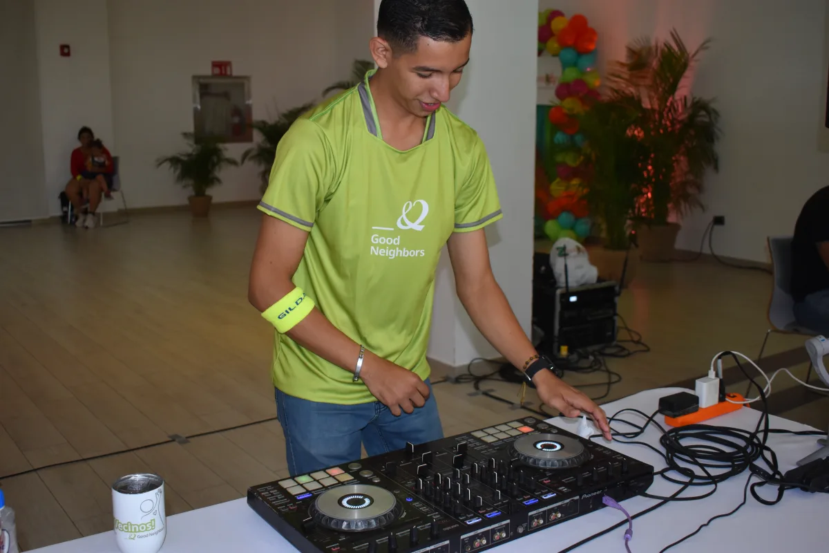 Voluntario de Good Neighbors Nicaragua en el ZumbaTón