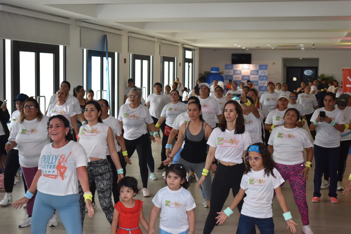 Familias bailando juntas en el ZumbaTón de Sport City