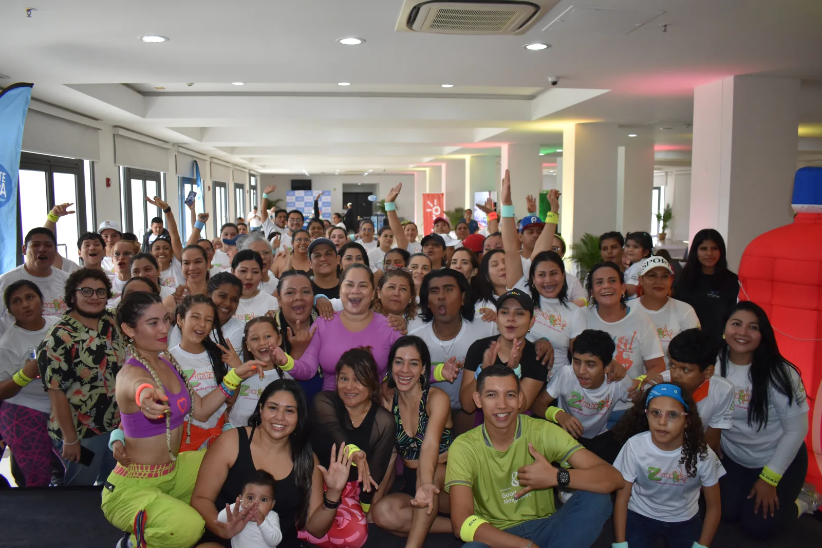 Grupo celebrando en el ZumbaTón de Sport City