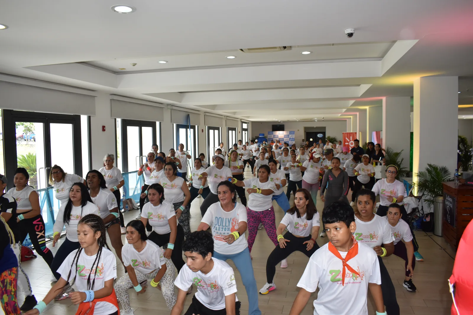 Multitud bailando Zumba en el ZumbaTón de Sport City